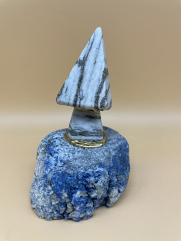 Preview: Walliser Goldmarmor Pyramide mit Fuß